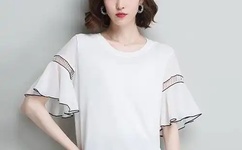 抱着边走边撞水流了一地的水